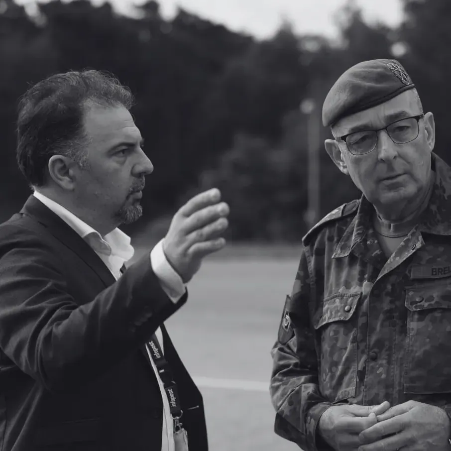 Dronivo in conversation with a Bundeswehr officer